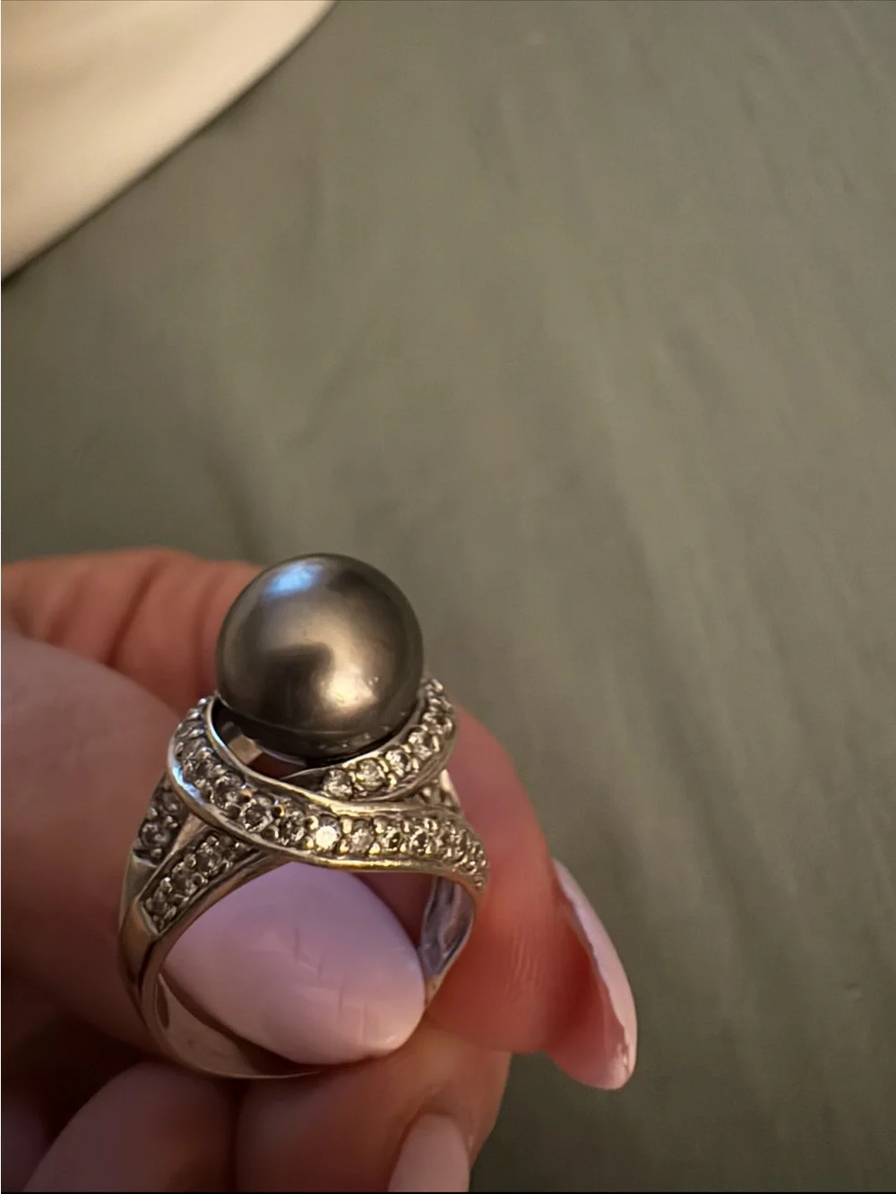 Maui Divers Jewelry shows circle